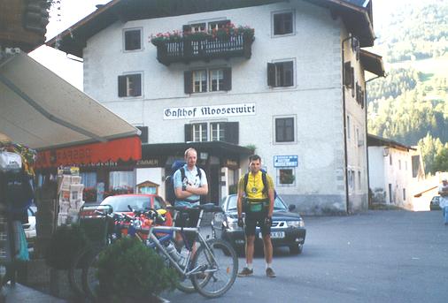 Felix und Alex in Moos vor unserer Unterkunft