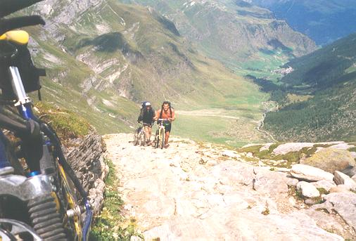 Alexander und Felix schieben - Im Tal ist Pfelders zu sehen