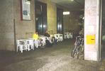 Warten auf dem Bahnhof in Rovereto