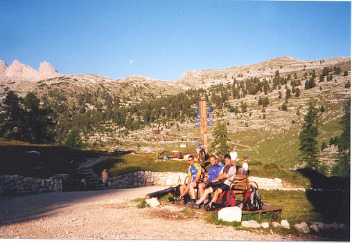 Aufbruch vor der Rifugio Fanes in der frühen Morgensonne Aufbruch vor der Rifugio Fanes in der frühen Morgensonne