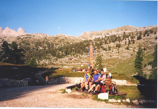 Aufbruch vor der Rifugio Fanes in der frühen Morgensonne