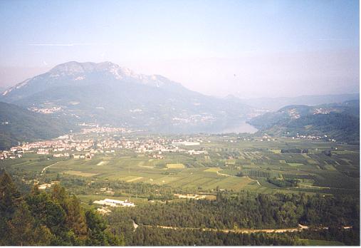 Auffahrt am Kaiserjägerweg mit Blick auf den Lago di Caldonazzo Auffahrt am Kaiserjägerweg mit Blick auf den Lago di Caldonazzo