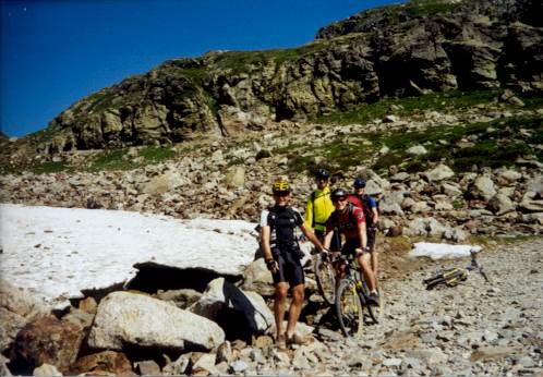 Schneefeld auf der Geröllabfahrt vom Passo di Verva