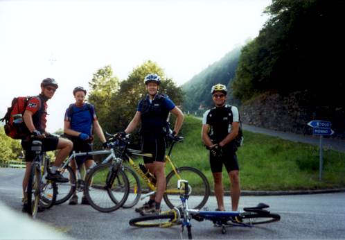 Abfahrt vom Passo della Foppa (1852 m) auf der Fahrt nach Edolo (699 m) Abfahrt vom Passo della Foppa (1852 m) auf der Fahrt nach Edolo (699 m)