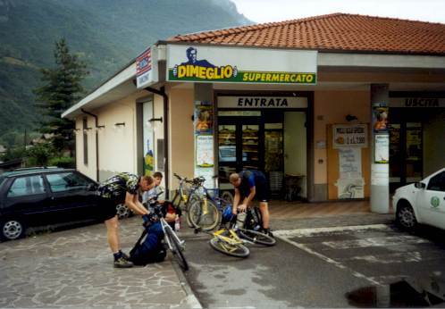 Frühstückspause und Auffüllen der Vorräte in Breno (343 m) Frühstückspause und Auffüllen der Vorräte in Breno (343 m)