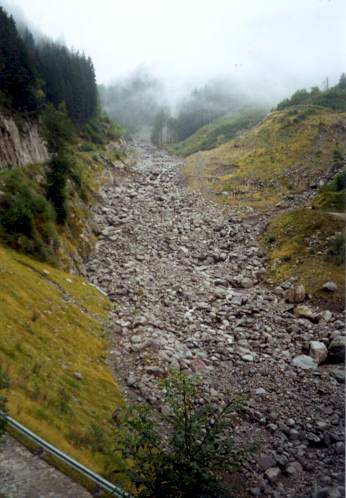 Wilde Landschaft; links vom Geröll geht unser Weg hinauf Wilde Landschaft; links vom Geröll geht unser Weg hinauf