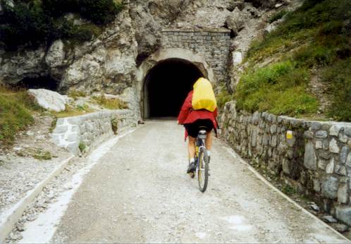 Der Tremalzo Scheiteltunnel (1863 m) Der Tremalzo Scheiteltunnel (1863 m)