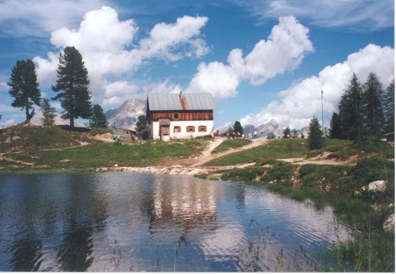 Bezaubernd: Lago Federa mit der Rif. Croda da Lago (2046&nbsp;m)