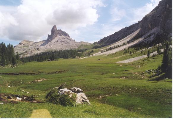 Blick vom Lago Federa zur Forcela Ambrizzola und dem Becco di Mezzodi (2603 m)