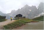 Am Ende des Val Venegia an der Baita Segantini (2174&nbsp;m); es regnet