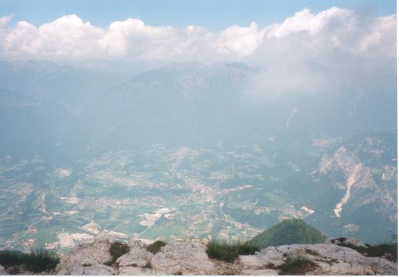 Atemberaubend: 2000&nbsp;m Tiefblick vom Ortigara ins Valsugana auf Strigno