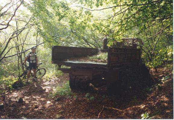 Der alte LKW im Wald auf der &quot;Abfahrt&quot; vom Monte Maggio