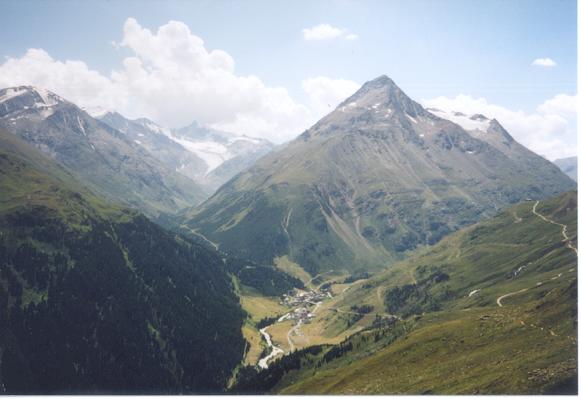 Blick auf Vent (1895m); links das Tal Richtung Similaun