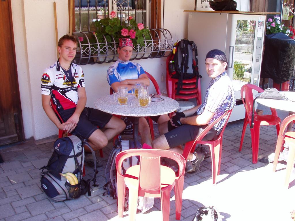 Fertig-Pizza-Pause in Alvaschein (1001m) Fertig-Pizza-Pause in Alvaschein (1001m)