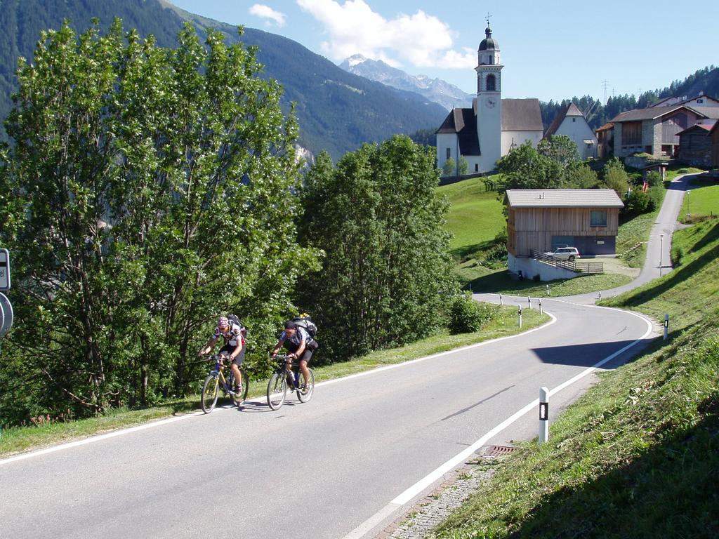 Straßenauffahrt nach Mon (1231m) Straßenauffahrt nach Mon (1231m)