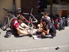 Mittagspause am Supermarkt am Malojapass (1815 m)