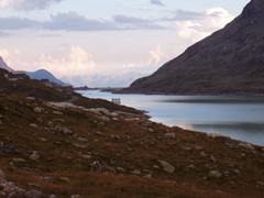 Lago Bianco (2234 m) am Passo Bernina in der Abenddämmerung