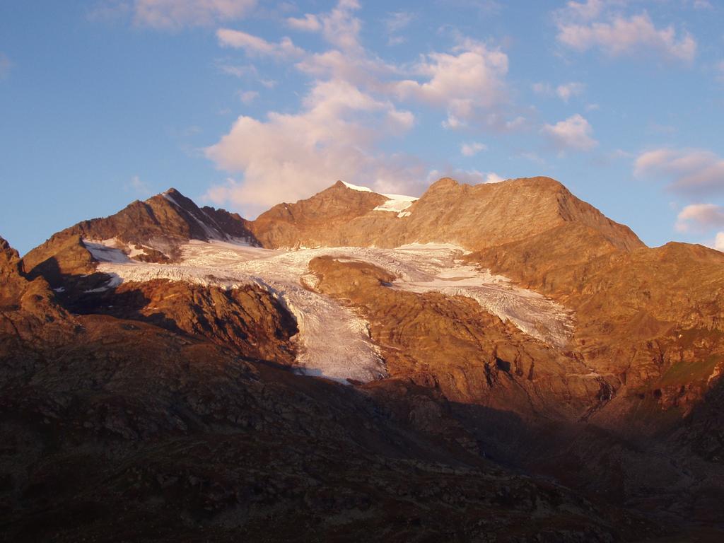 Morgendlicher Blick vom Ospizio Bernina auf das Bernina-Massiv