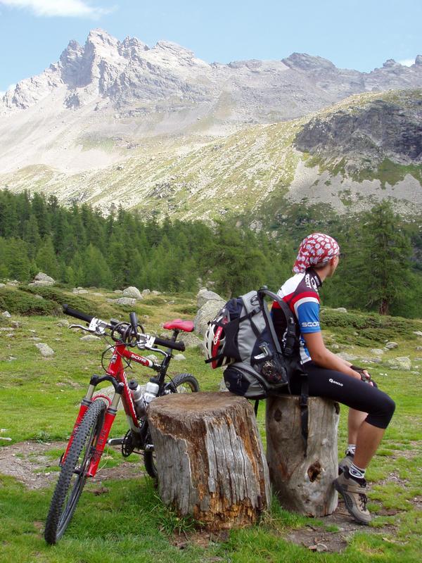 Pause mit Blick auf den Cno. di Dosd&#233; (3232m)