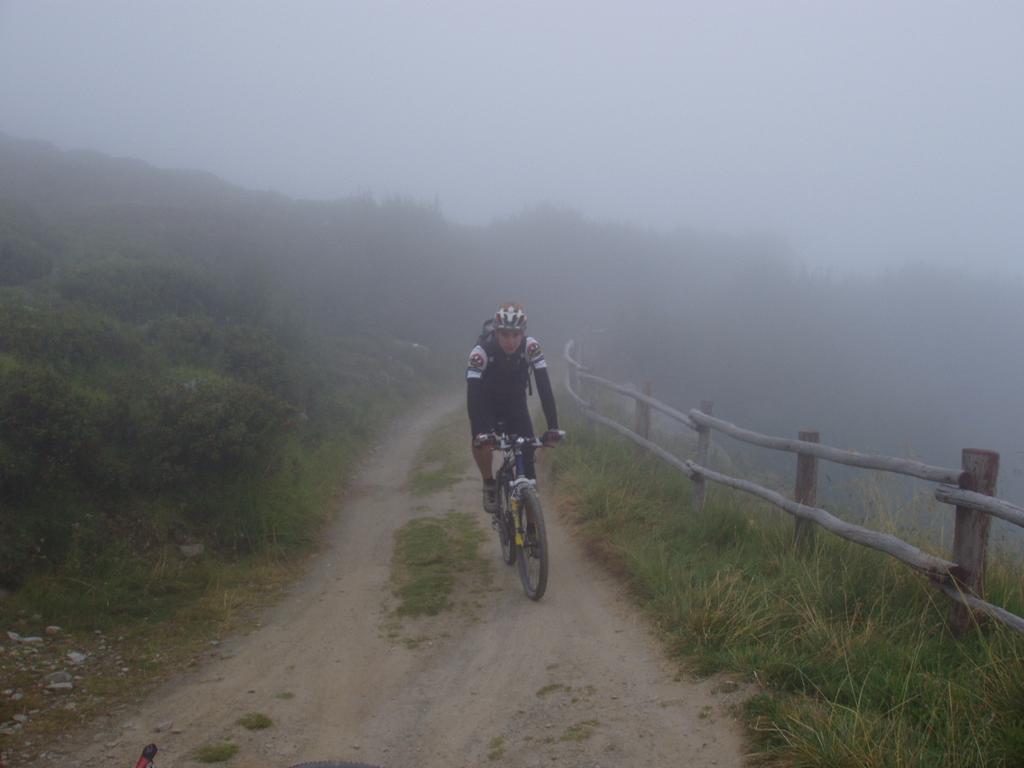 Christian im Nebel bei der Auffahrt zum Passo dell' Alpe (2461m) Christian im Nebel bei der Auffahrt zum Passo dell' Alpe (2461m)