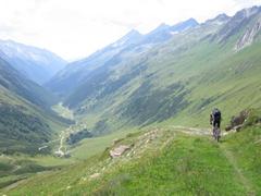 Abfahrt von der Ochsenlenke mit Blick ins Knuttental