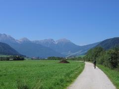Radweg im Antholtzer Tal mit Blick auf die Pragser Dolomiten
