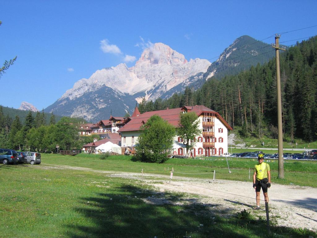 Schluderbach (1451m) mit Hoher Gaisl (3146m) Schluderbach (1451m) mit Hoher Gaisl (3146m)
