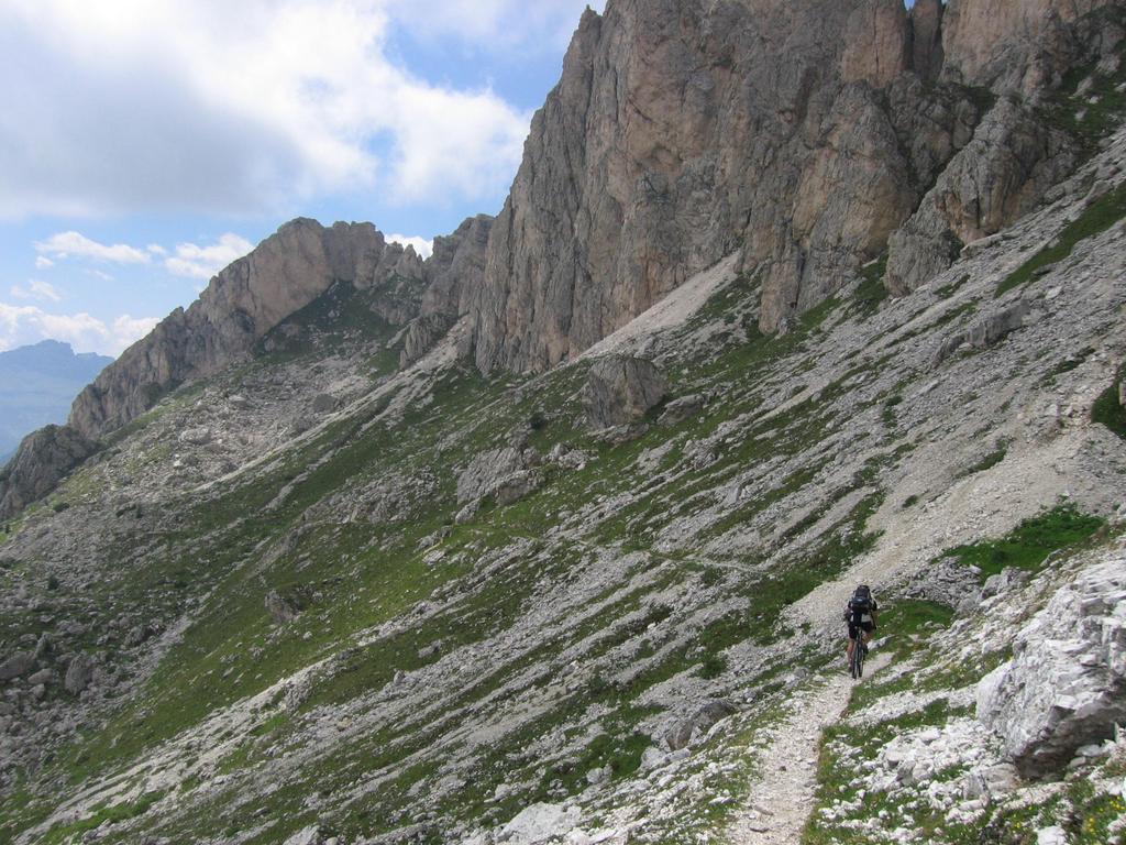 Trail 441 an der Flanke des Averau