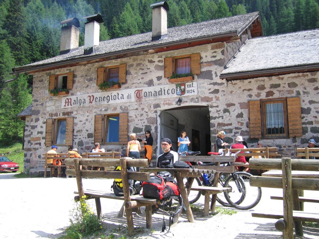 Mittagspause an der Malga Venegiota (1830m) Mittagspause an der Malga Venegiota (1830m)