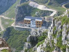 Rifugio Papa von der Strada del Galleria aus gesehen