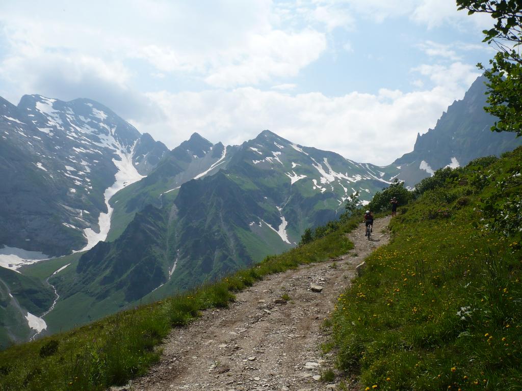 Erster Blick zum Surenenpass (2291m) Erster Blick zum Surenenpass (2291m)