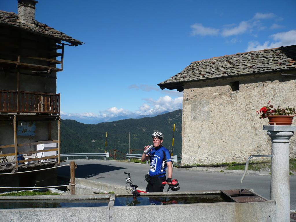 Trinkpause in Croix (1700m); rechts in den Wolken der Mont Blank