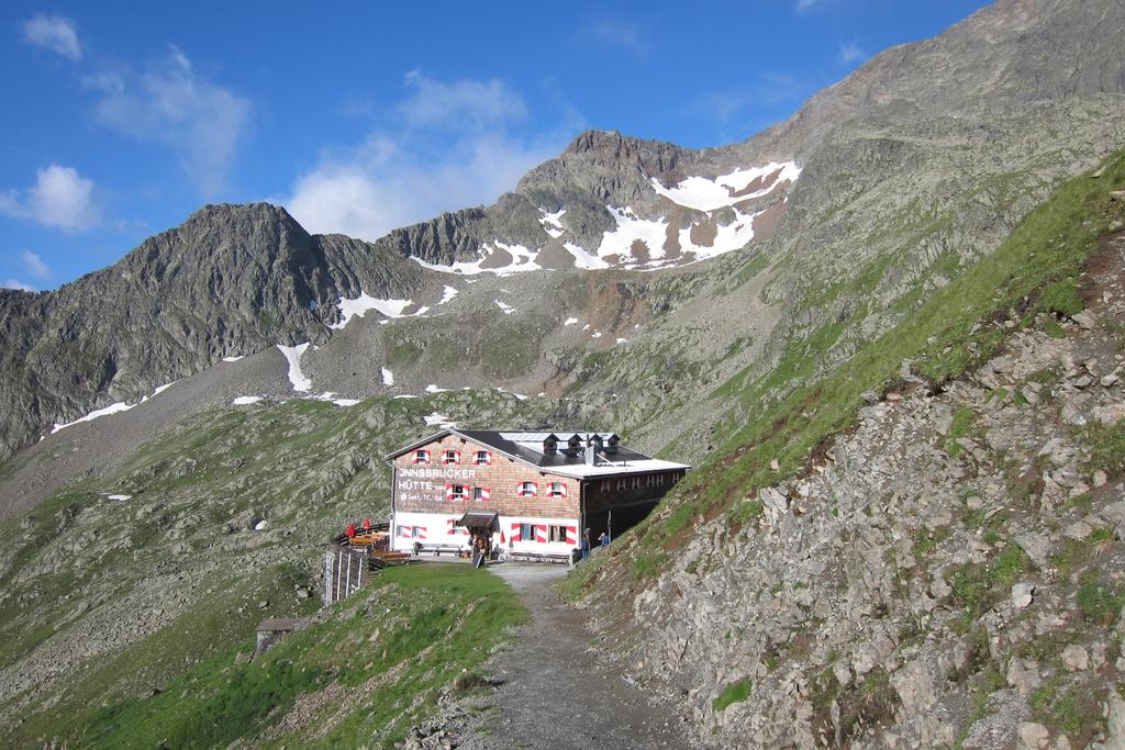Innsbrucker Hütte (2369 m) am Morgen