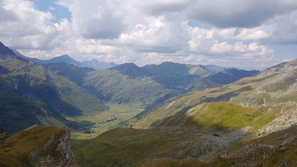 Blick nach unten, hinten der Untere Bockhartsee Blick nach unten, hinten der Untere Bockhartsee