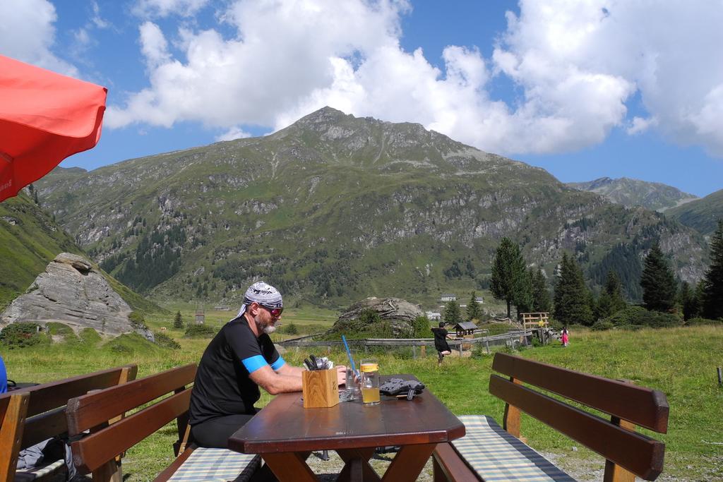 Pause an der Naßfeldalm (1605m) Pause an der Naßfeldalm (1605m)