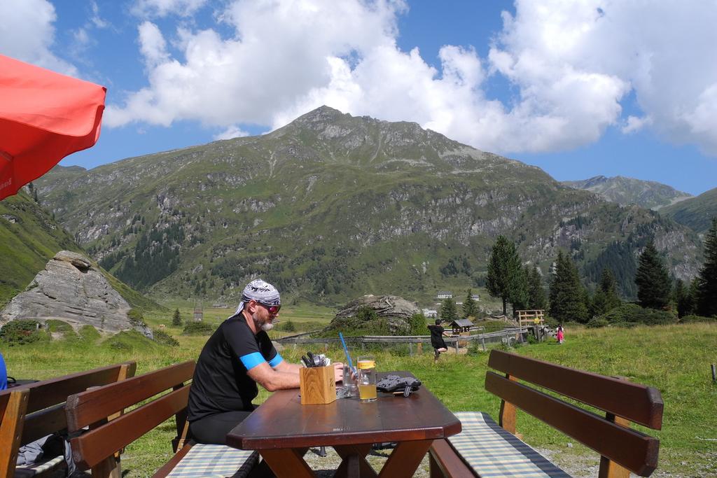 Pause an der Naßfeldalm (1605m)