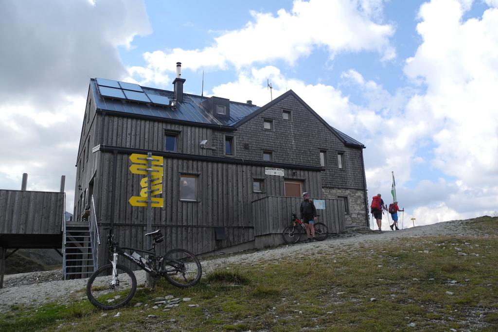 Hagener Hütte (2448m) Hagener Hütte (2448m)