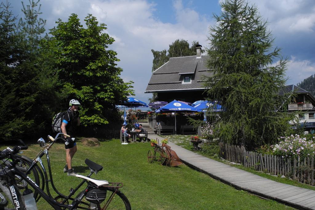 Alm hinterm Brunn (1275m) an der Fellscharte Alm hinterm Brunn (1275m) an der Fellscharte
