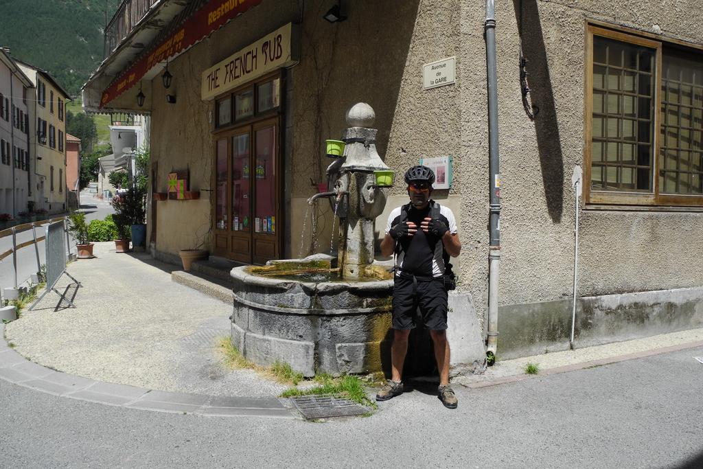Erster Brunnen in St-André-les-Alpes Erster Brunnen in St-André-les-Alpes