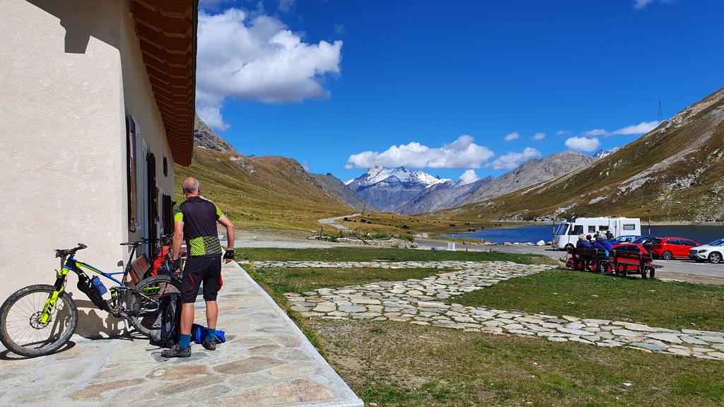 Mittagspause an der Rifugio Savoia (2450m)