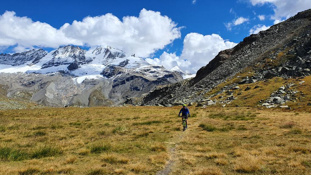 Biker vor dem Grand Paradiso