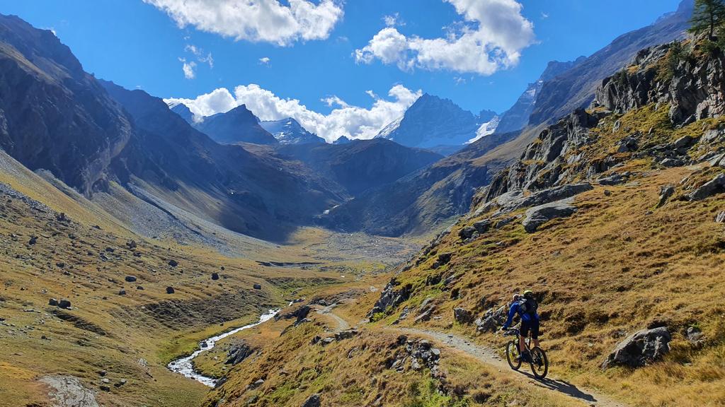 Einfahrt ins Hochtal an der Alpe Levionaz