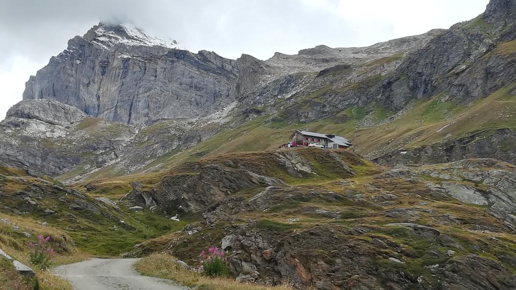 Auffahrt zur Rifugio Benevolo (2280m)