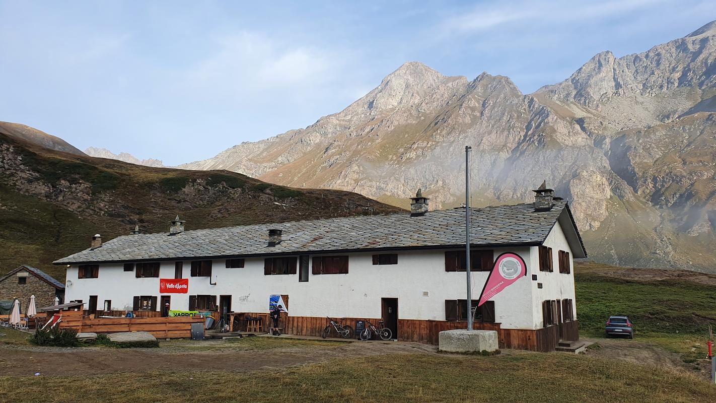 Aufbruch an der Rifugio Dondena (2190m)