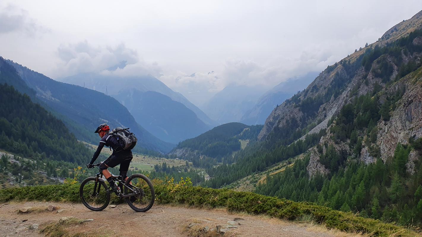 Valnontey und Gran Paradiso in den Wolken