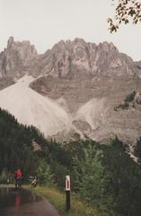 Die Dolomiten im Regen; am Fuße des Aferer Geisler.