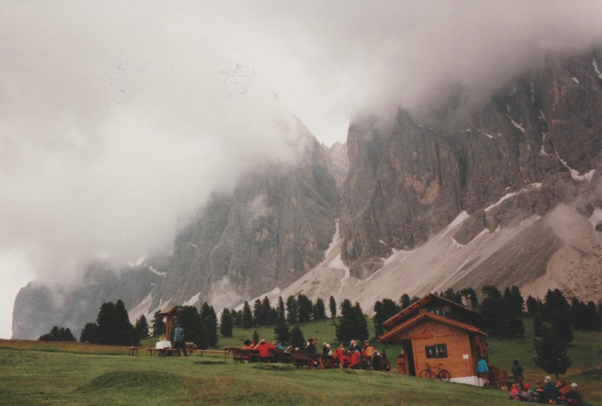 Gschmagenhardtwiese; die Dolomiten im Regen.