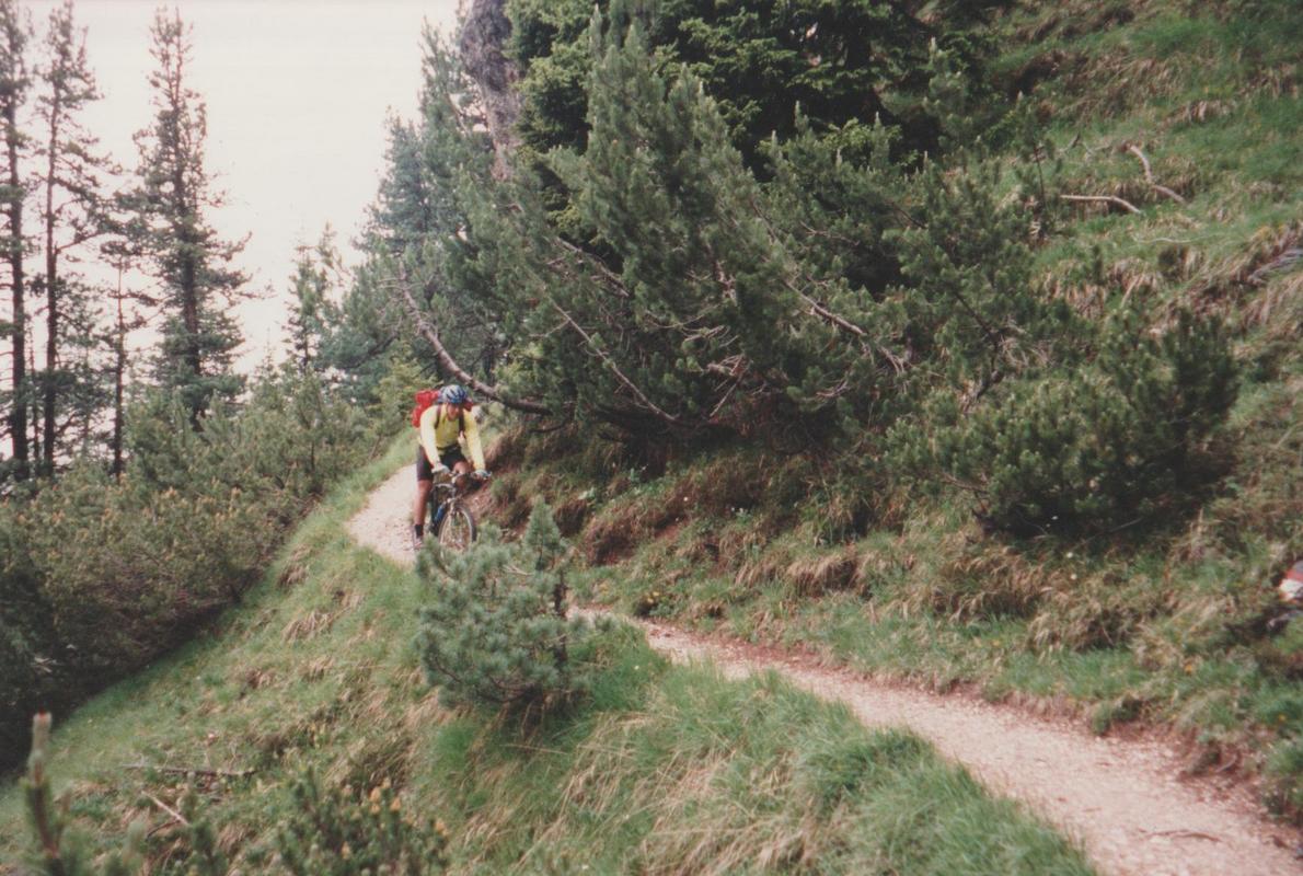 Alexander auf dem Munkel Weg am Fuße der Geisler Gruppe.