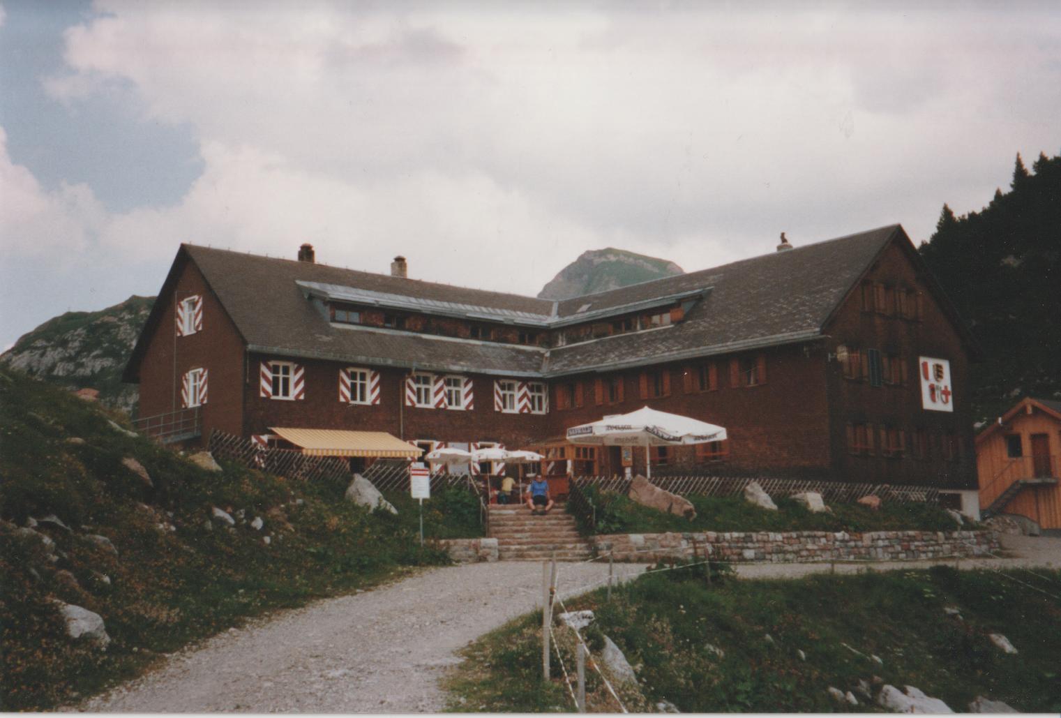 Alexander vor der Freiburger Hütte