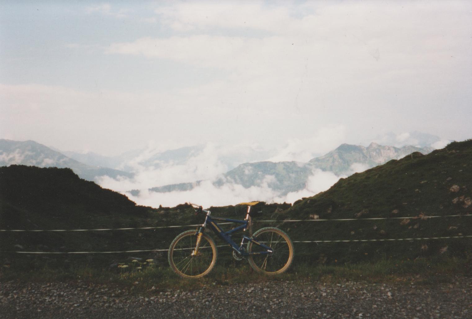 Blick ins Tal und Alexanders Bike Blick ins Tal und Alexanders Bike